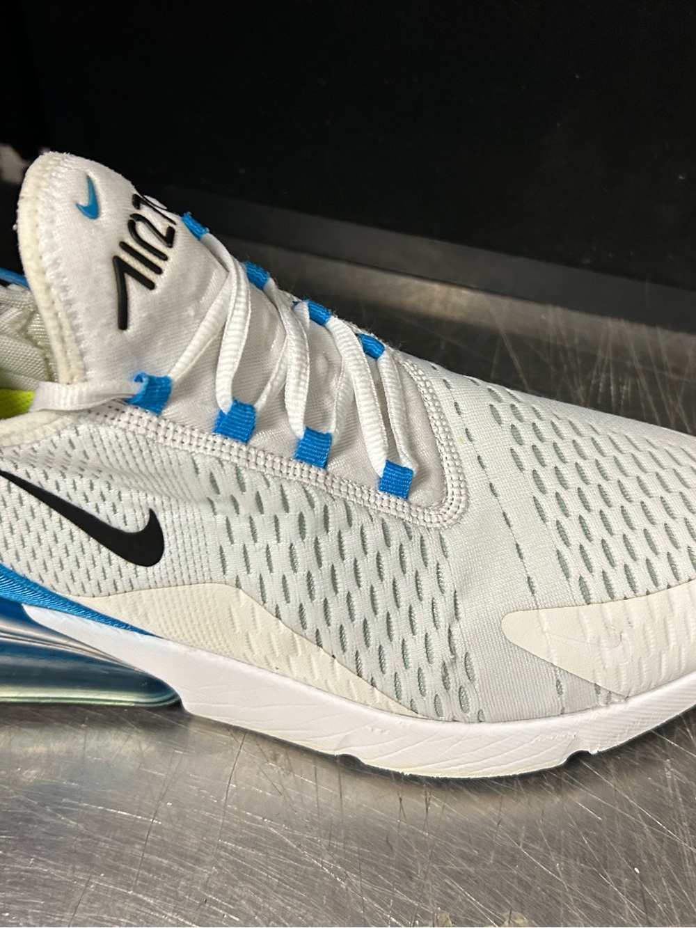 Nike Air Max 270 Size 11 Men - Picture 8 of 9
